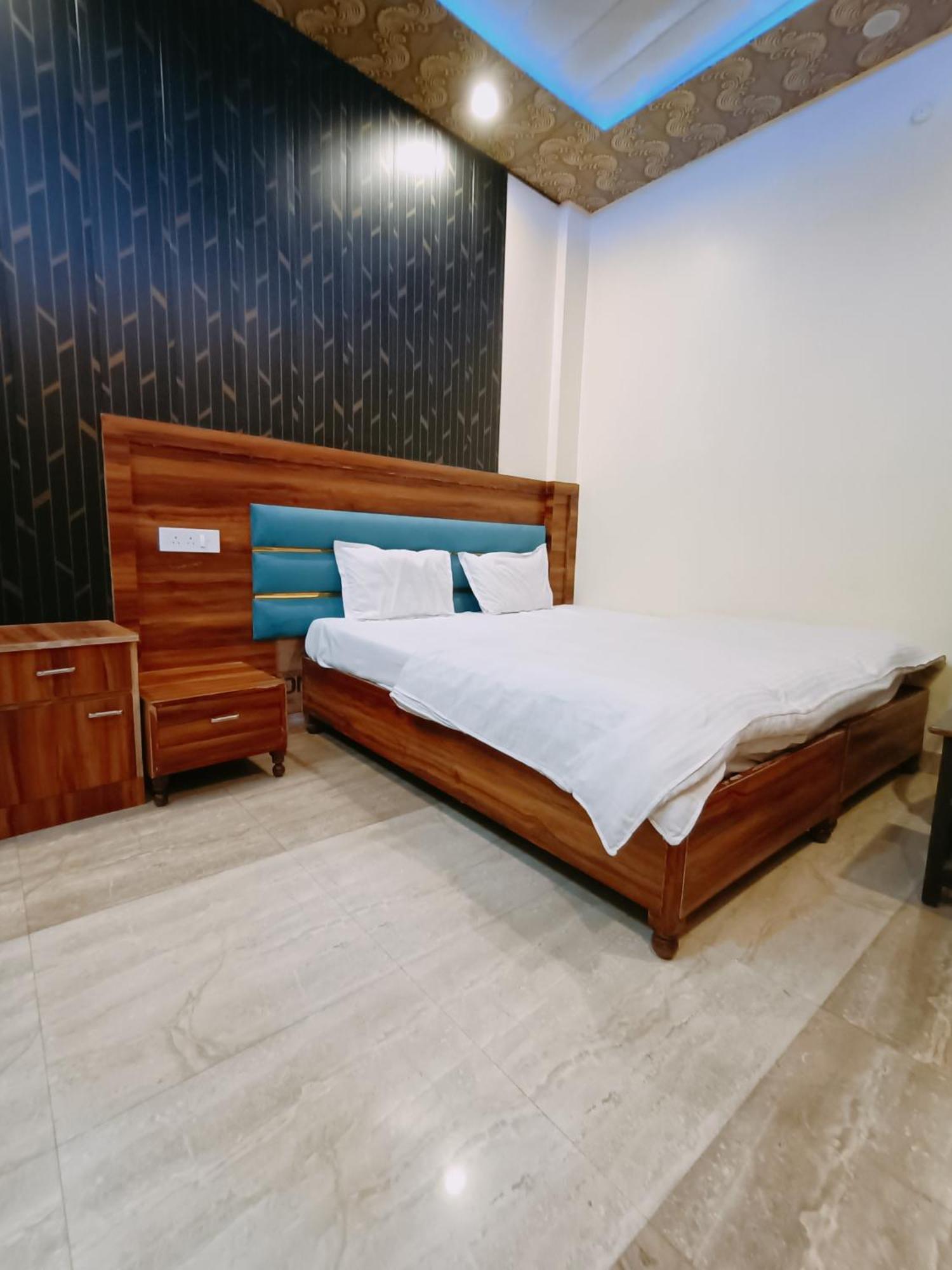 Hotel Picasso Varanasi Prime Location Екстериор снимка
